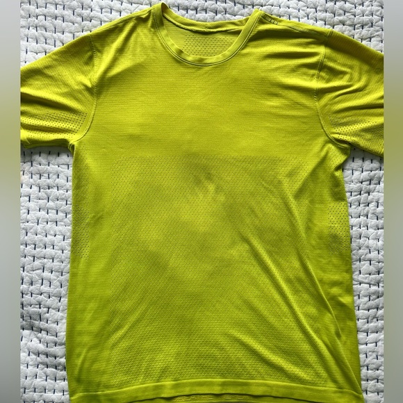lululemon athletica Other - Men’s Large Lululemon Metal Vent Tech Fluorescent. Short Sleeve size large.